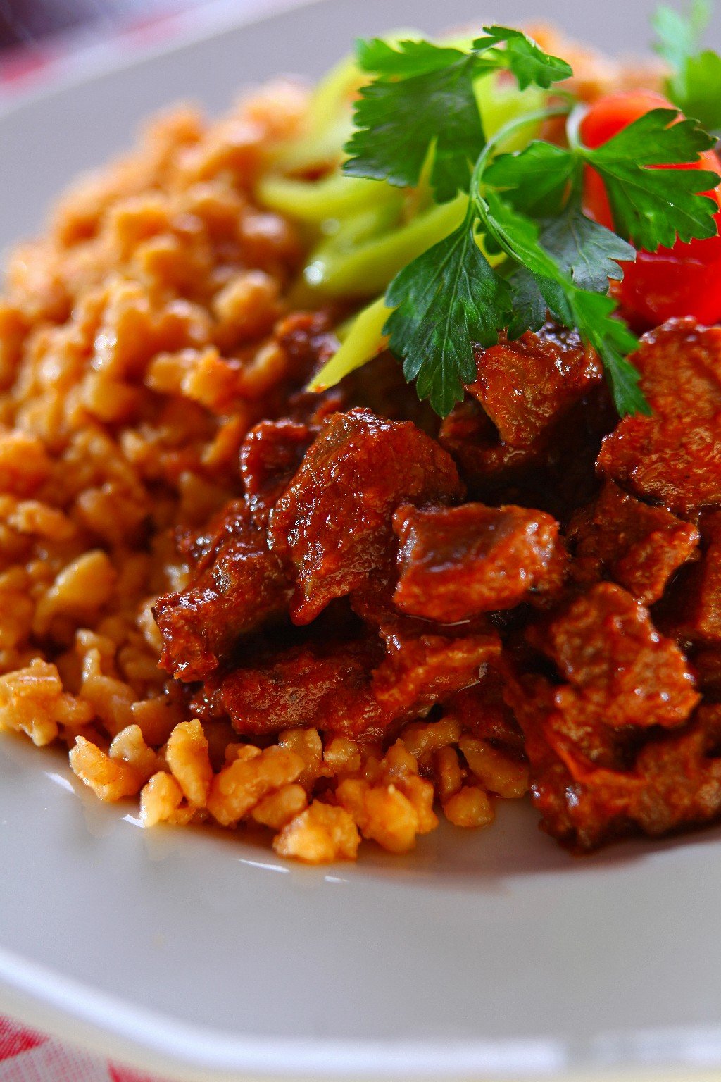 vorosboros_marhaporkolt_tarhonyaval