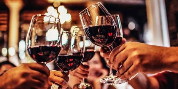 koccintás_vörösbor