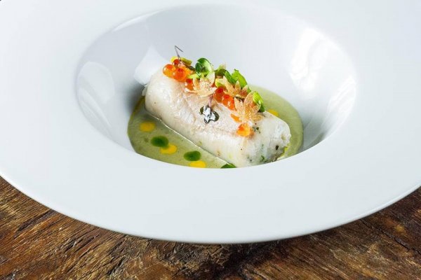 larus_Pisztrángtekercs, lazackaviárral, pisztáciával és pár csepp snidlingolajjal